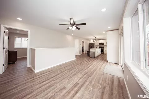 Entry Way - 12147 Pebble Point Rd, Marion, IL 62959 photo 4 of 8