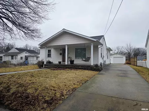 34 8th Ave, Canton, IL 61520