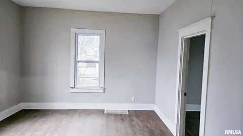 Living - 683 Baxter Ct, Canton, IL 61520 photo 2 of 2