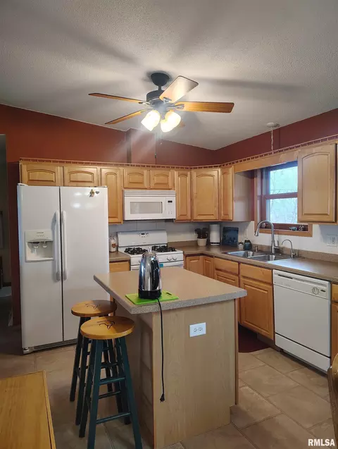 Kitchen - 15701 E Highway 9, Canton, IL 61520 photo 3 of 4