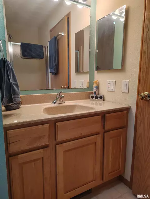 Bath - 15701 E Highway 9, Canton, IL 61520 photo 2 of 3