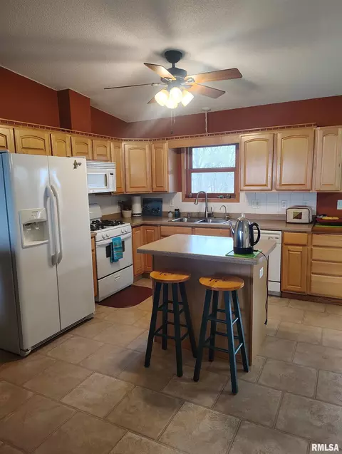 Kitchen - 15701 E Highway 9, Canton, IL 61520 photo 1 of 4