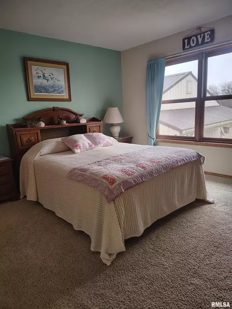 Bedroom - 15701 E Highway 9, Canton, IL 61520 photo 1 of 4