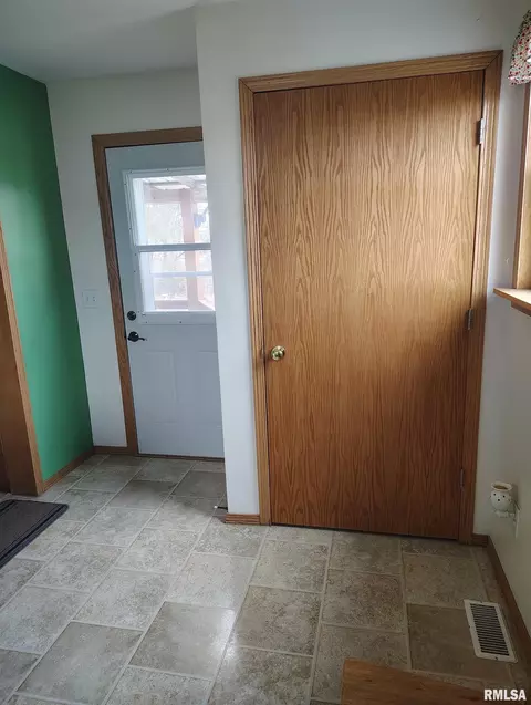 Entry Way - 15701 E Highway 9, Canton, IL 61520 photo 2 of 2