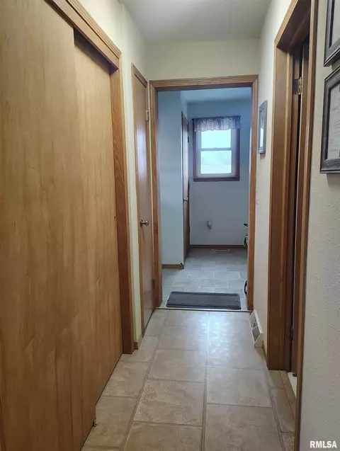 Entry Way - 15701 E Highway 9, Canton, IL 61520 photo 1 of 2