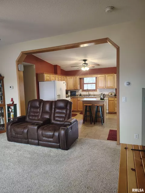 Kitchen - 15701 E Highway 9, Canton, IL 61520 photo 4 of 4