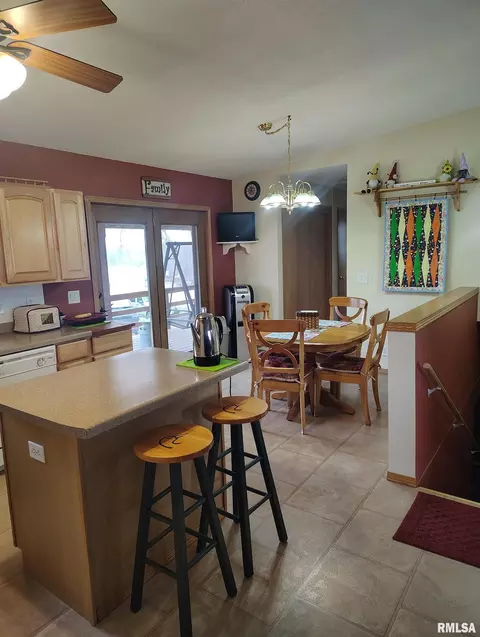 Kitchen - 15701 E Highway 9, Canton, IL 61520 photo 2 of 4