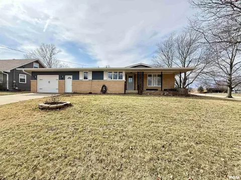102 S Sunrise St, Roanoke, IL 61561
