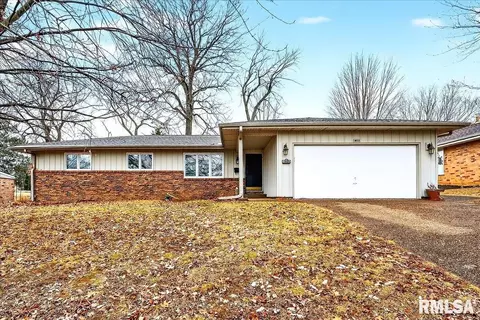 1823 Highwood Ave, Pekin, IL 61554