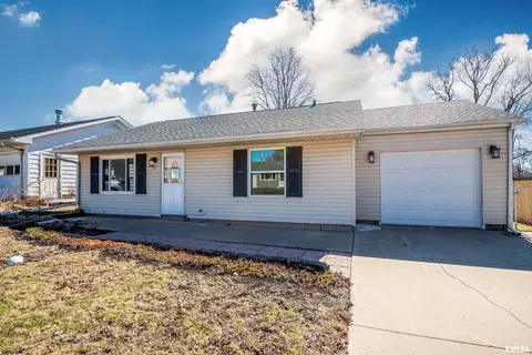 207 Rosewood Dr, Washington, IL 61571