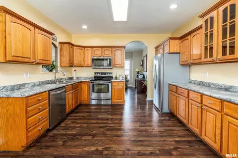 Kitchen - 315 Evergreen Trl, Herrin, IL 62948 photo 2 of 4