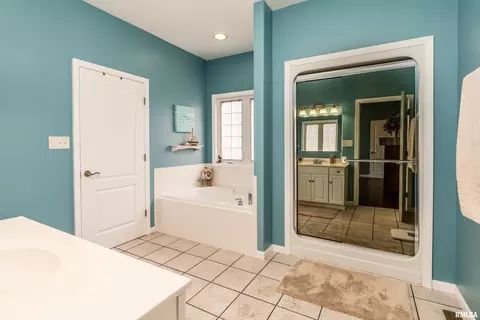 Bath - 315 Evergreen Trl, Herrin, IL 62948 photo 1 of 6