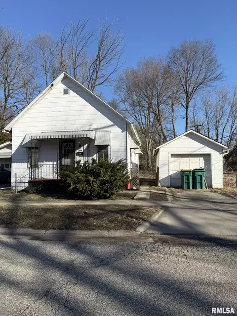 214 E Walker St, Macomb, IL 61455