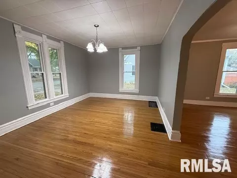 Living - 421 S Mcarthur St, Macomb, IL 61455 photo 2 of 3