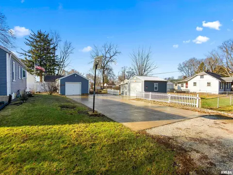 Exterior - 121 Albert St, Washington, IL 61571 photo 6 of 10
