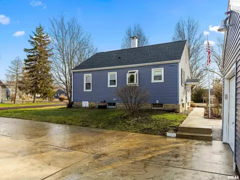 Exterior - 121 Albert St, Washington, IL 61571 photo 7 of 10