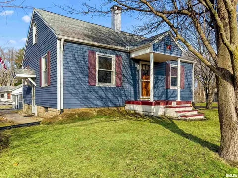 Exterior - 121 Albert St, Washington, IL 61571 photo 3 of 10