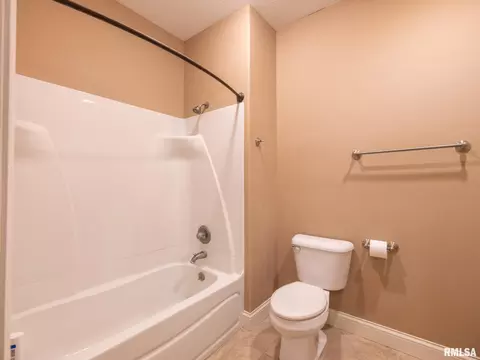 Bath - 2422 W Augusta Dr, Dunlap, IL 61525 photo 5 of 8