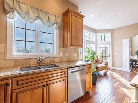 Kitchen - 2422 W Augusta Dr, Dunlap, IL 61525 photo 4 of 9