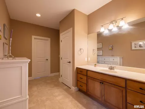 Bath - 2422 W Augusta Dr, Dunlap, IL 61525 photo 6 of 8