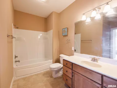 Bath - 2422 W Augusta Dr, Dunlap, IL 61525 photo 4 of 8