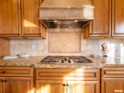 Kitchen - 2422 W Augusta Dr, Dunlap, IL 61525 photo 5 of 9