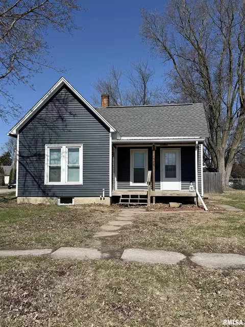 902 E Pierce St, Macomb, IL 61455