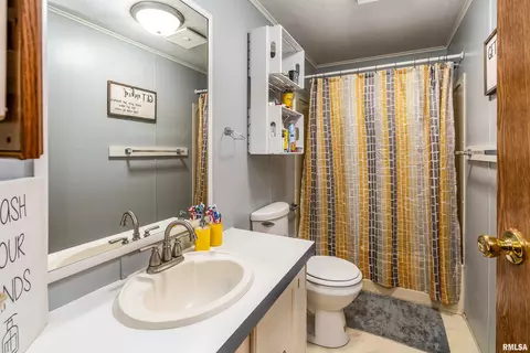 Bath - 101 E Knauer St, Ava, IL 62907 photo 2 of 3