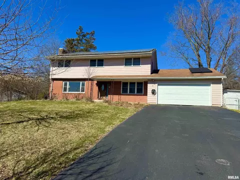 4 Woodland Ln, Macomb, IL 61455