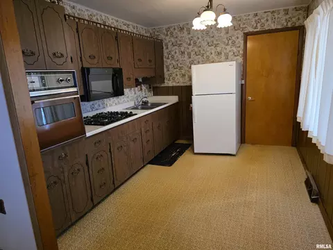 Kitchen - 1951 E Walnut St, Canton, IL 61520 photo 1 of 1