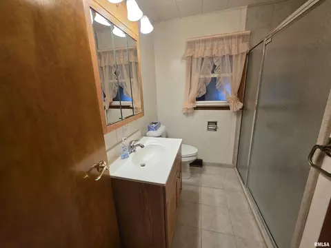 Bath - 1951 E Walnut St, Canton, IL 61520 photo 1 of 2