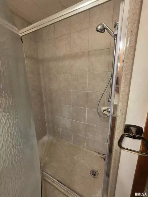 Bath - 1951 E Walnut St, Canton, IL 61520 photo 2 of 2