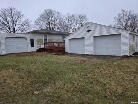 Exterior - 1951 E Walnut St, Canton, IL 61520 photo 2 of 3