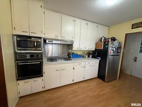 710 W Maple St, Herrin, IL 62948 photo 3