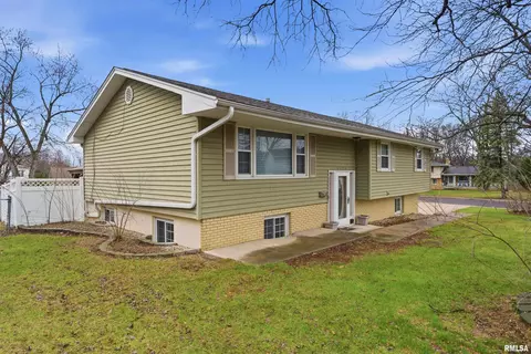 2820 W Huntington Dr, Peoria, IL 61614