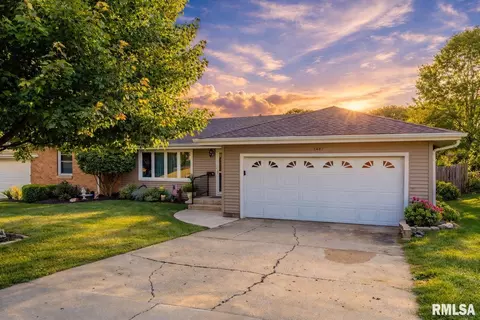 4621 N Woodview Ave, Peoria, IL 61614