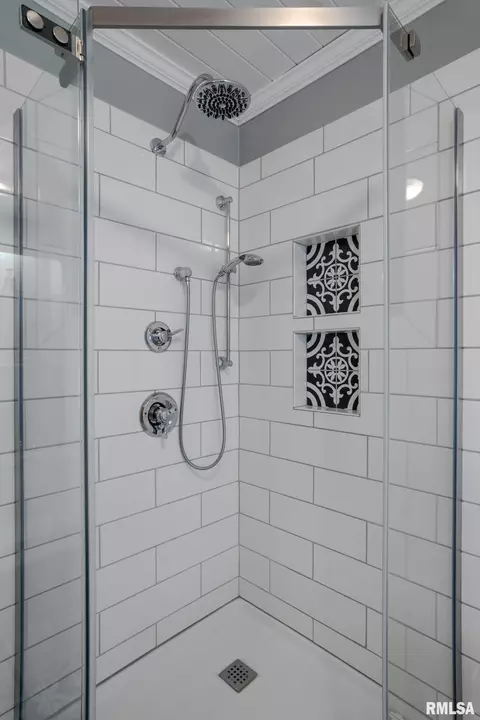 Bath - 12196 Laguna Dr, Marion, IL 62959 photo 4 of 5