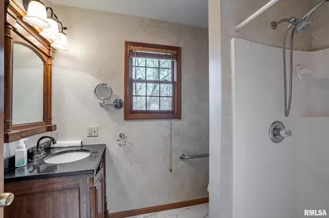 Bath - 12196 Laguna Dr, Marion, IL 62959 photo 1 of 5