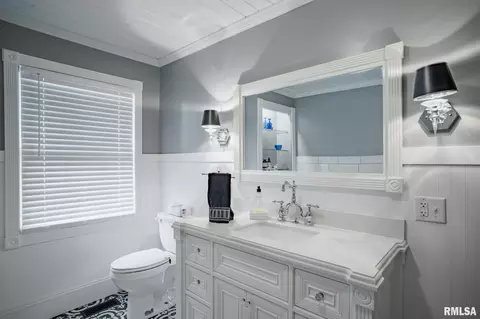 Bath - 12196 Laguna Dr, Marion, IL 62959 photo 2 of 5
