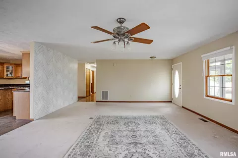 Living - 12196 Laguna Dr, Marion, IL 62959 photo 4 of 6