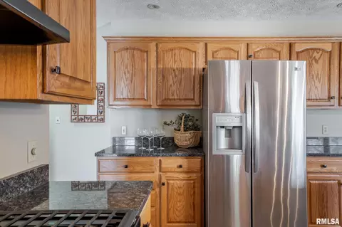Kitchen - 12196 Laguna Dr, Marion, IL 62959 photo 3 of 4