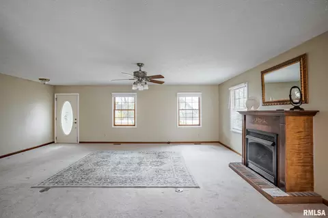 Living - 12196 Laguna Dr, Marion, IL 62959 photo 2 of 6