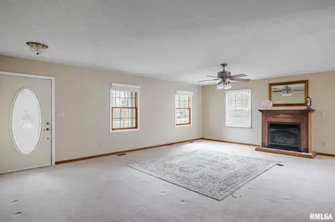 Living - 12196 Laguna Dr, Marion, IL 62959 photo 1 of 6