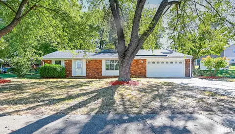 2112 Granada Dr, Pekin, IL 61554