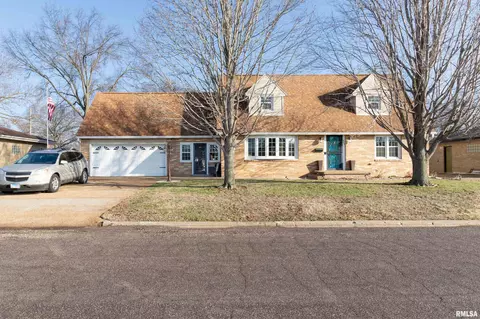 305 Delshire Ave, Pekin, IL 61554