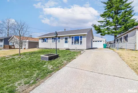 408 Rosewood Dr, Washington, IL 61571