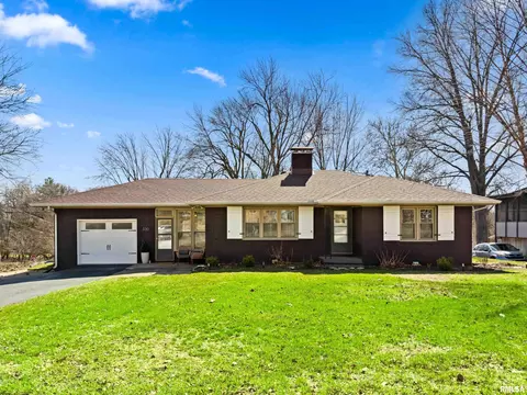 330 N Sycamore Ter, Canton, IL 61520