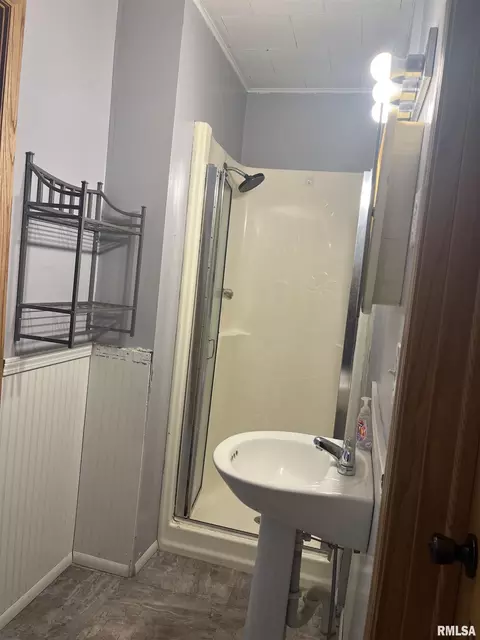 Bath - 1012 State St, Eldorado, IL 62930 photo 1 of 4