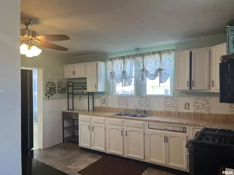 Kitchen - 1012 State St, Eldorado, IL 62930 photo 1 of 1