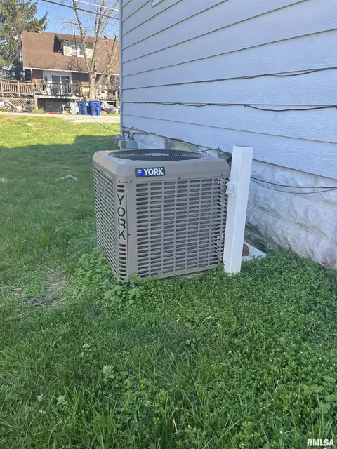 Exterior - 1012 State St, Eldorado, IL 62930 photo 3 of 3
